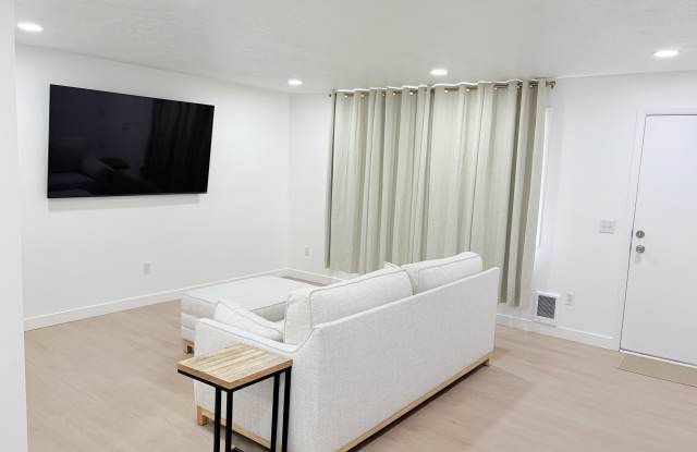 300 Blossom Dr Gallery 1