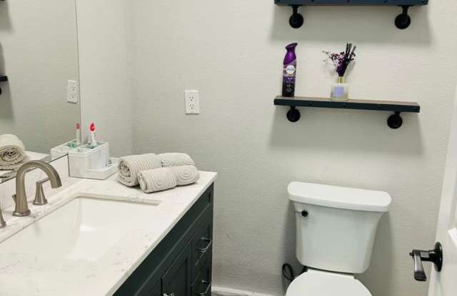 Charming 1BR House in Las Vegas Gallery 3