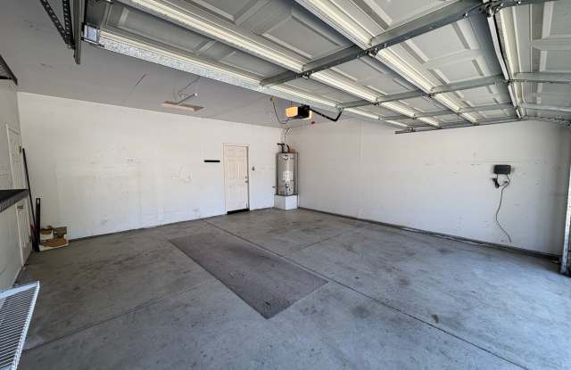 NW Visalia Home with Spacious Yard Available Now! Gallery 4