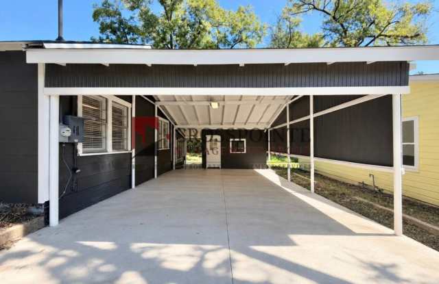 Charming 2 Bedroom Home with Spacious Sunroom! Gallery 3
