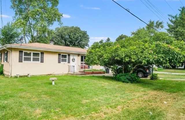 1008 Egyptian Trail - 1008 Egyptian Trail, Tuscola, IL 61953 1008 Egyptian Trail - 1008 Egyptian Trail, Tuscola, IL 61953