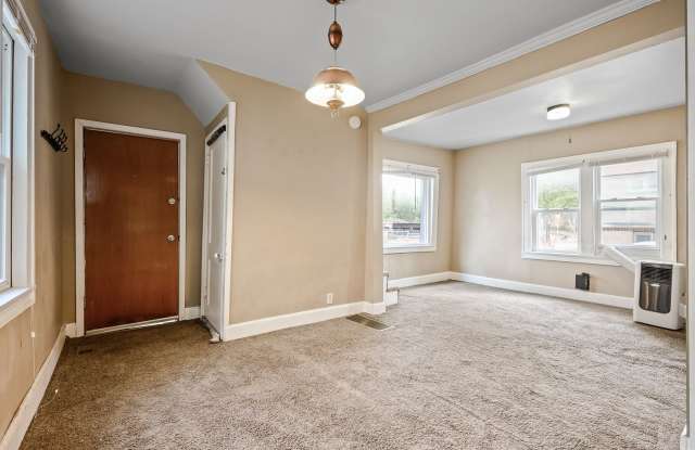 Nice 1BD/1BA Home in the heart of Dinkytown! 2 parking spots included! Avail. 9/1/25! - 1412 Southeast 8th Street, Minneapolis, MN 55414