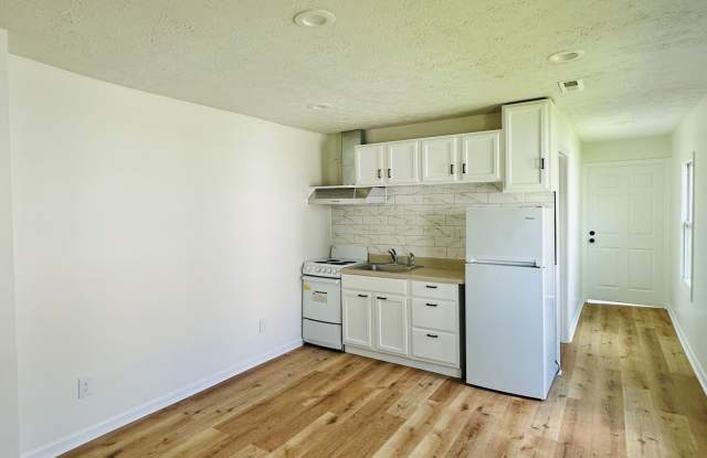 Charming 2 BR / 1 BA Duplex with Covered Front Porch photos photos