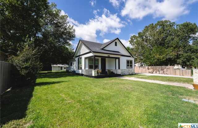 909 Trinity Street - 909 Trinity Street, Lockhart, TX 78644