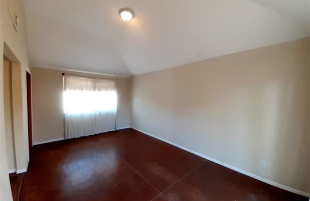 1067 East Oakey Gallery 3