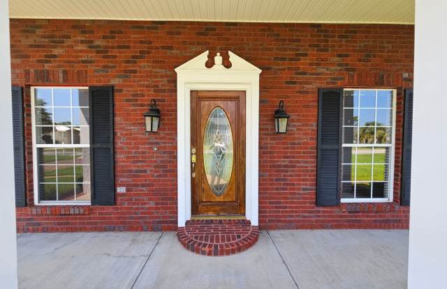 Beautiful Waterfront Oasis w/Private Dock Access, Pool & HOT TUB! *Pool Service, Pest Control & Lawncare Included!* Gallery 3