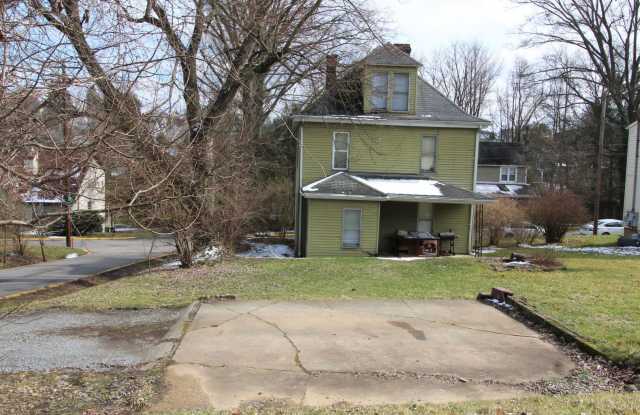 Large House in Wiles Hills - Available 6/2/27! Gallery 3
