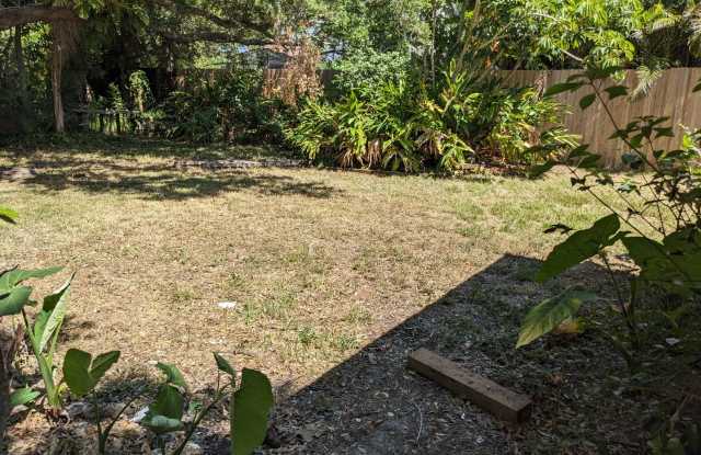 Conveniently located 2/1 Florida home with private backyard Gallery 3