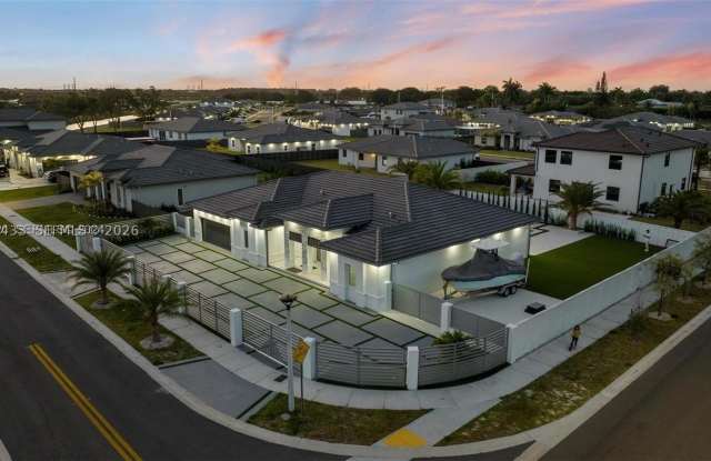 13305 SW 190th Ter Gallery 3