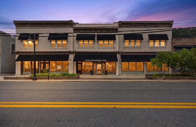 33 WASHINGTON Street N Gallery 1
