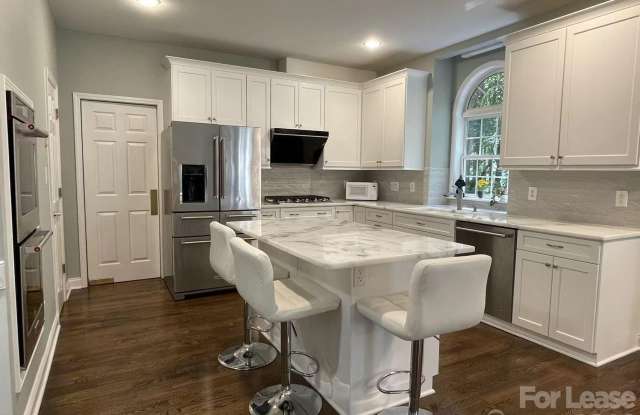 6025 Oakridge Court Gallery 4