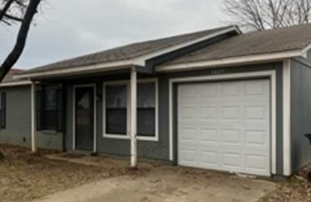 Cute 3 bed, 1.5 bath house photos photos