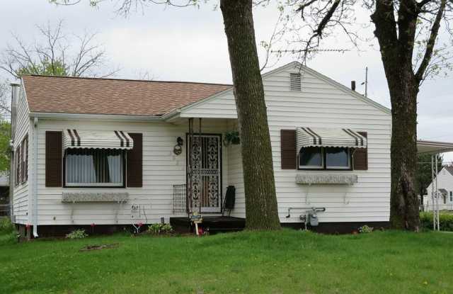 3 - 4 bedroom 1 1/2 Bath Single Family Home 302 Sherman Waterloo, IA Gallery 1