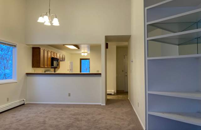 Top Floor (2) Bedroom, (2) bathroom Condo with Great Mountain Views! Gallery 1
