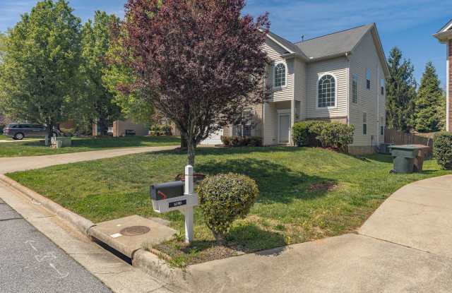 Spacious beautiful 4 bedroom 2.5 bath home in NW Greensboro with 2 car garage/fenced yard/Cul-de-sac Gallery 4