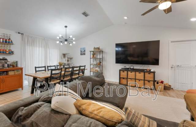 902 West Alsobrook St - 902 West Alsobrook Street, Plant City, FL 33563 902 West Alsobrook St - 902 West Alsobrook Street, Plant City, FL 33563