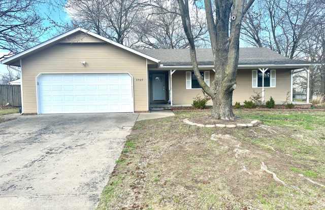 For lease: 3 Bed, 2 Bath Home in Northeast Joplin, MO - $1650.00/Mo| Indoor Storm Shelter/Fenced Yard photos photos