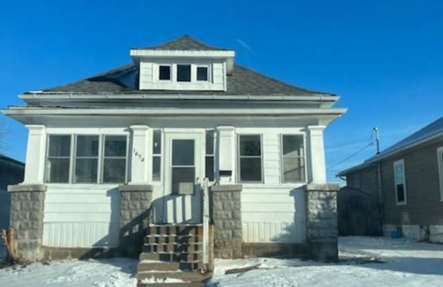2 Bedroom 1.5 Bath House in East Moline - 1454 18th Street, East Moline, IL 61244
