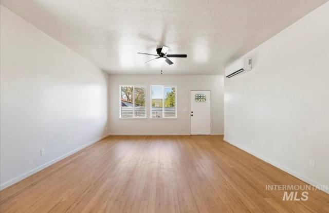 206 N Main Street Gallery 4