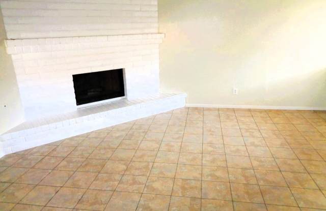 Adorable Single Level Eastside Duplex With Evaporative Air Located In Quiet Neighborhood Gallery 4