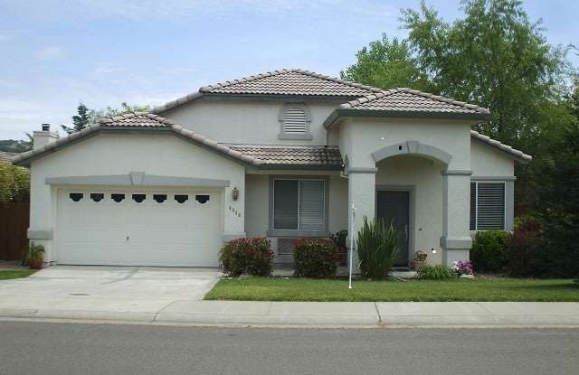 Cresleigh near Wild Life Preserve 3 Bedroom + Den!! photos photos