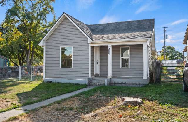 Beautifully Renovated 4-Bed, 2-Bath Home - Central Spokane, Fenced Yard & In-Unit Laundry Gallery 1