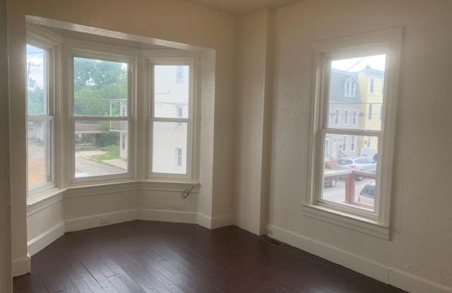 Future Rental! 3 Bedroom 2nd/3rd Floor -West End of York City Gallery 3