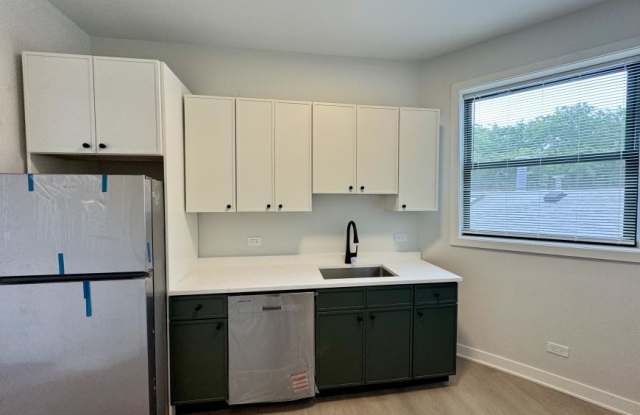 2060 North Racine Gallery 2