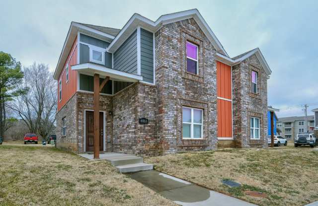 Beautiful 3 bed / 3.5 bath duplex with two car garage - Minutes from U of A! photos photos