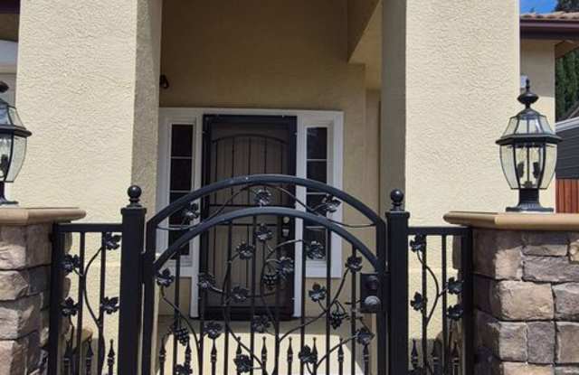 Spacious Dixon Home on a Huge Lot in Pheasant Run - 5/3 Gallery 3