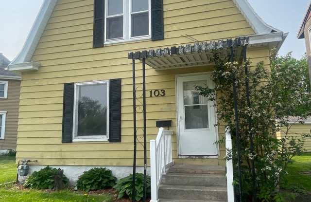3 bedroom 1.5 bath house! - 103 Elmwood Street, Waterloo, IA 50701