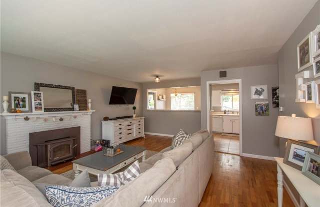 3 bed/2 ba House in University Place Gallery 3