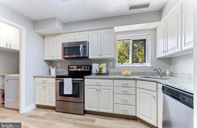 1750 OAKWOOD Terrace Gallery 2