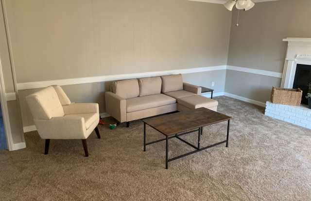 Room in 4 Bedroom Home at 216 Woods Ream Dr Gallery 3