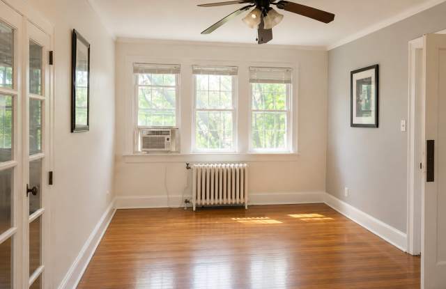 Bright Studio Steps to Quincy Center – Huge Walk-In Closet, Heat & Hot Water Included! Gallery 3