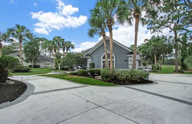 Absolutely beautiful home in Hidden Hills Country Club with golf and water views! Gallery 4