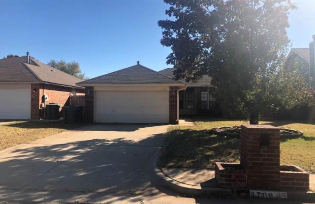 Storm Shelter! 3 bed 2 bath 2 car garage home for rent in Edmond near 15th and Santa Fe, dead end quiet street. Gallery 1