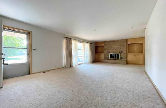 Spacious 2 Bedroom With Attached Garage Gallery 2