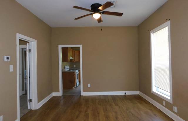 Cute 2 Bedroom 1 Bath House with Great Backyard Gallery 3