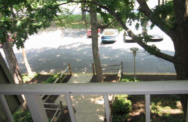 2br/1.5ba with new laminate flooring, new kitchen cabinets and granite - 3372 Woodburn Road, Woodburn, VA 22003