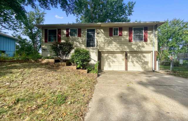 3BR/2BA | Great Single Family Home | 2-Car Covered Parking | Fenced backyard! - 118 Southeast Flagstone Street, Lee's Summit, MO 64063
