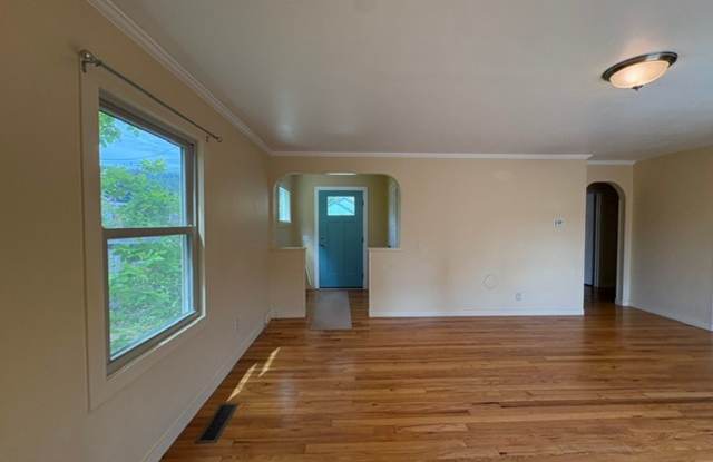 3+ Bedroom, 2 Bath Gardener's Dream Home in Sunny Blue Lake Gallery 3