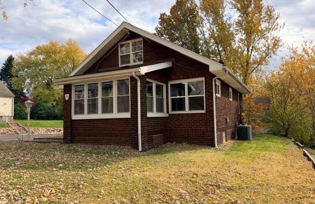 194 E Baird Avenue - 194 East Baird Avenue, Barberton, OH 44203