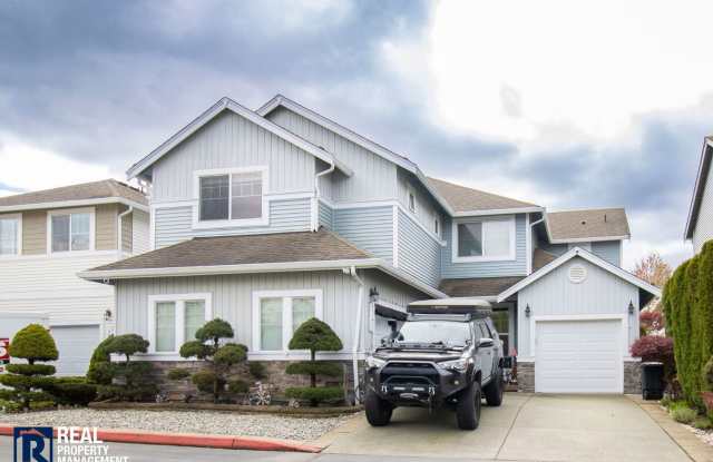 Spacious 5-Bedroom Home with 3-Car Garage & Fenced Yard in Kent!! photos photos