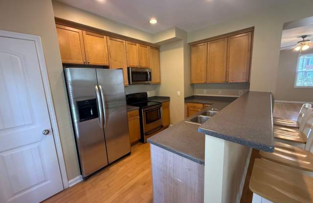 Spacious 3 bedroom 2.5 bath end unit townhome! Gallery 3