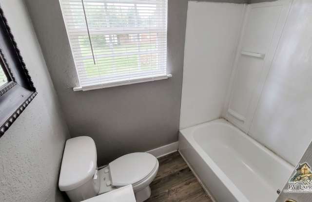 Welcome to Your Cozy, Comfortably Updated Cottage! Gallery 4