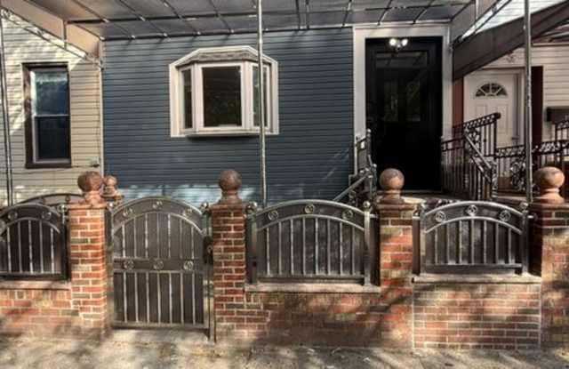 “Pet-Friendly First-Floor 2BR in Brooklyn – Huge yard  Stainless Appliances” photos photos