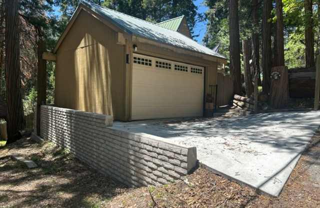 2 Bedroom A-Frame Cabin in Alta Sierra with 2-Car Garage, Loft & Wood-Burning Stove Gallery 4