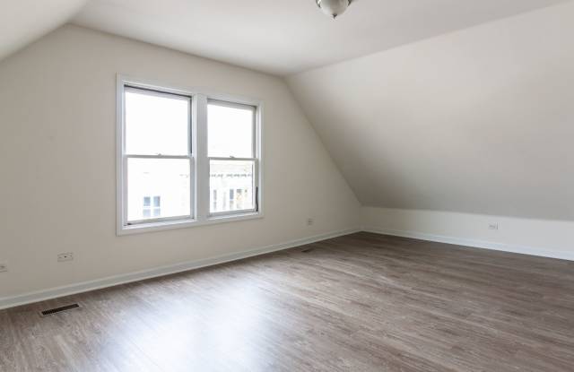 HUGE 3BR/2BA Duplex UP Close to Blue Line! Gallery 4