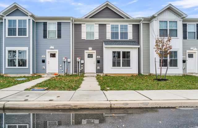 Beautiful 3 bedroom, 2.5 bath townhouse available! - 648 North College Street, Carlisle, PA 17013